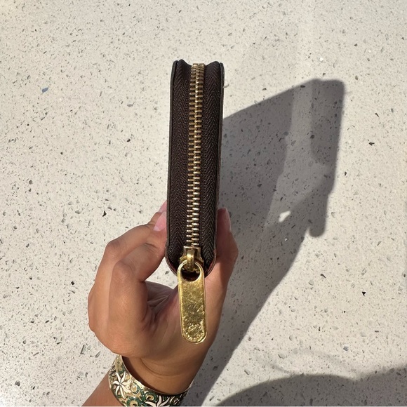 Louis Vuitton Zippy Wallet in Monogram - Picture 11 of 14